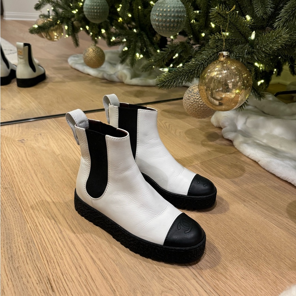 CHANEL Calfskin Cap Toe CC Turn lock Ankle Boots